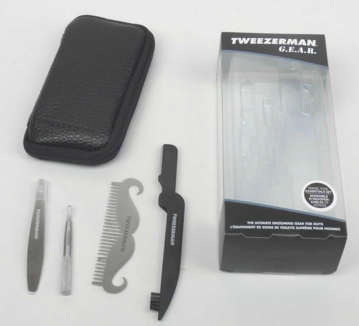 Bei dem sog. "Reise-Set mit Basic-Instrumenten, Art. 58800-020-0 TWZ Travel Tool Essentials Set (TWZ 27481-MG)" handelt es sich um eine Zusammenstellung für die Körperpflege, bestehend aus:
- einem ca. 5 cm langen Mitesserentferner aus unedlem Metall, der an einer Seiten mit einer Schlaufe (arbeitender Teil) versehen ist,
- einer ca. 7 cm langen Pinzette mit schräger Kante aus Metall, mit Kunststoffabdeckung,
- einem ca. 11 cm langen, zusammenklappbaren Augenbrauenrasierer aus Kunststoff mit einer Klinge aus Metall, der an dem anderen Ende mit einem Augenbrauenbürstchen ausgestattet ist,
- einem ca. 7,5 cm langen Bartkamm in Form eines Schnurbartes.

Die Erzeugnisse sind mit einem ca. 11,5 x 6 x 1,5 cm (H x T x B) großen Etui aus Kunstleder, das der Aufbewahrung dient, in einer Kunststoffverpackung aufgemacht.

Die Zusammenstellung ist als "Reisezusammenstellung zur Körperpflege" einzureihen.