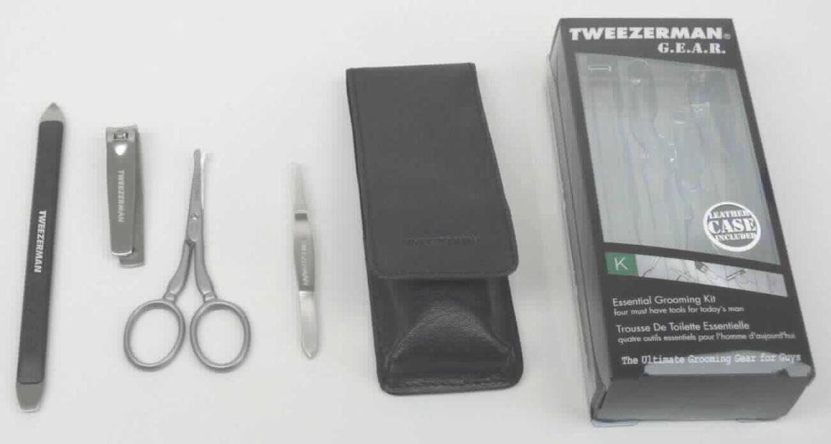 "Körperpflege-Set";
Zusammenstellung für die Maniküre oder Pediküre, bestehend aus

- einer Pinzette aus unedlem Metall

- einer Nagelfeile aus unedlem Metall mit Griffflächen aus Kunststoff mit integriertem
  Nagelhautschieber

- einer Schere aus unedlem Metall für Gesichtshaare

- einem Nagelknipser aus unedlem Metall

- gemeinsam mit einem speziell gestalteten und für den dauernden Gebrauch geeigneten
  Etui in einer Kunststoffverpackung aufgemacht

Abbildung siehe Anlage.

Derartige Erzeugnisse gehören als "Zusammenstellungen für die Maniküre oder Pediküre (einschließlich Nagelfeilen)" zum TARIC-Code 8214 2000 00.