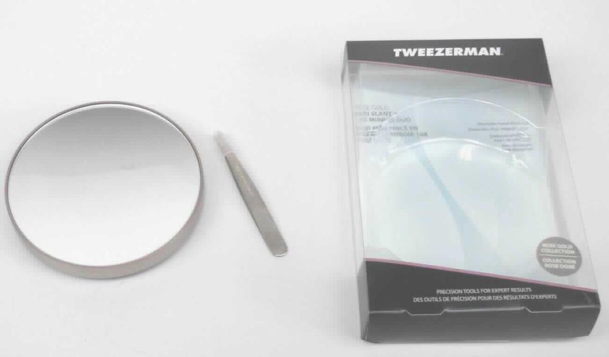 Warenzusammenstellung bestehend aus einem Spiegel aus Glas und einer Pinzette aus unedlem Metall, 
sog. Set-Duo (Spiegel und Mini-Pinzette), Art. 58000-406-0, Foto siehe Anlage,
- in Aufmachung für den Einzelverkauf (gemeinsam in einer Blisterverpackung verpackt),
- zur Befriedigung eines speziellen Bedarfs (Entfernen von Haaren) zusammengestellt, 
- Spiegel aus Glas, 
- - runder Spiegel mit 10-facher Vergrößerung, 
- - mit einem Rahmen und an der Rückseite aus Kunststoff,
- - mit drei an der Rückseite angebrachten Saugnäpfen aus Kunststoff,
- - mit einem Durchmesser von ca. 9 cm, 
- Pinzette, vollständig aus unedlem Metall,
- - mit freiem Arm zu handhabendes, federndes, zangenartiges Erzeugnis mit abgeschrägten Spitzen,
- - zur Verwendung im kosmetischen Bereich (z. B. Enthaarung),
- - mit einer Länge von ca. 7 cm, 
- der Spiegel aus Glas verleiht der Warenzusammenstellung insbesondere nach dem Wert
  den wesentlichen Charakter.

"Spiegel aus Glas (Kosmetikspiegel), gerahmt"