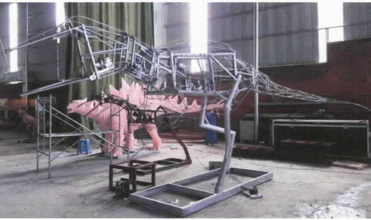 Sog. Dinosauriermodelle in unterschiedlichen Ausführungen, im Wesentlichen bestehend aus einem teilweise beweglichen Rahmen aus Edelstahl, welcher mit Schaumstoff und einer Latexhaut überzogen sowie teilweise mit einem Motor zur Bewegung des Kopfes ausgestattet ist (äußere Form: siehe beispielhafte Abbildung in der Anlage).
Bei den Erzeugnissen handelt es sich ihrer Beschaffenheit und der vorgesehenen Verwendung nach um Exponate zu Vorführzwecken in Museen und ähnlichen Einrichtungen, die zur Wissensvermittlung und Veranschaulichung dienen.
Die Ware wird als "Modell für Vorführzwecke, nicht zu anderer Verwendung geeignet, nicht von der für den Unterricht in Physik, Chemie oder Technik verwendeten Art" eingereiht.