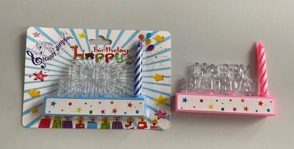 Nach den Angaben der Antragstellerin sowie dem vorliegenden Warenmuster handelt es sich um eine Tortendekoration zum Geburtstag mit Kerze.
Das aus Kunststoff gefertigte Erzeugnis besteht aus einem rosafarben Sockel, der auf der Schauseite mit bunten Sternen und Punkten verziert ist. Auf dem Sockel ist aus klarsichtigem Kunststoff der Schriftzug „Happy Birthday“ aufgebracht. An der Seite des Schriftzuges befindet sich eine kleine Vertiefung, in welche eine Geburtstagskerze eingesteckt ist.

 
In die Kuchendekoration ist ferner ein Musikmodul sowie 5 LED integriert (Batteriefach und Funktionsschalter im Sockel), die im eingeschalteten Zustand farbig blinken bzw. die Melodie „Happy Birthday“ abspielen.

 
Hinsichtlich des Umfanges und der Zierwirkung bestimmt der Dekorationsartikel aus Kunststoff sowohl den Charakter der zusammengesetzten Ware, als auch der Warenzusammenstellung.

 
Derartige Erzeugnisse dienen der Ausgestaltung von Geburtstagsfeiern.

 
Die Ware ist auf einer Pappkarte für den Einzelverkauf aufgeblistert.

 
Zolltarifrechtlich handelt es sich um einen „Festartikel, andere als Weihnachtsartikel“.