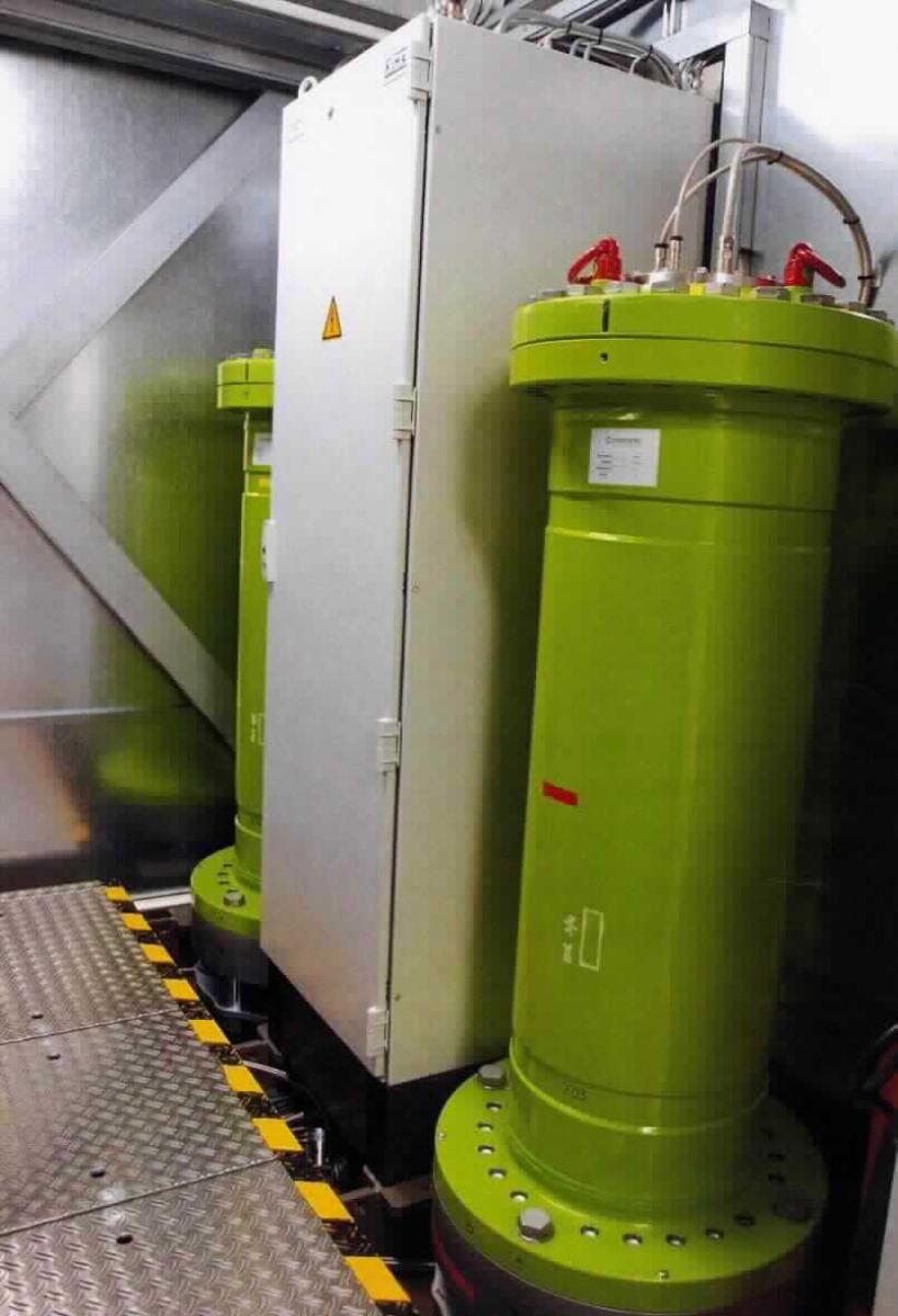 Stromerzeugungsaggregat, sog. Schwungradmaschinensystem,
im Wesentlichen bestehend aus einem oder mehreren speziell gelagerten Schwungrädern (CFK-Rotor), einer oder mehreren Synchronmaschinen (Elektromotor/-Generator), einem Antriebsschaltschrank mit Frequenzumrichter für die Synchronmaschine sowie mehreren Schutz- und Sensorelementen,
in unterschiedlichen Ausführungen mit einer Anschlussleistung von 22 kW bis 200 kW.
Das Schwungrad wird durch den Elektromotor in Rotation versetzt, bei Stromausfall erfolgt die Stromerzeugung durch Umwandlung der im Schwungrad gespeicherten Rotationsenergie in elektrische Energie mittels Generator. 
Eine Umwandlung des erzeugten Stroms durch einen Stromrichter erfolgt nicht.

Das Erzeugnis ist als "Stromerzeugungsaggregat, nicht von den Unterpositionen 8502 1120 bis 8502 3920 erfasst" einzureihen.
