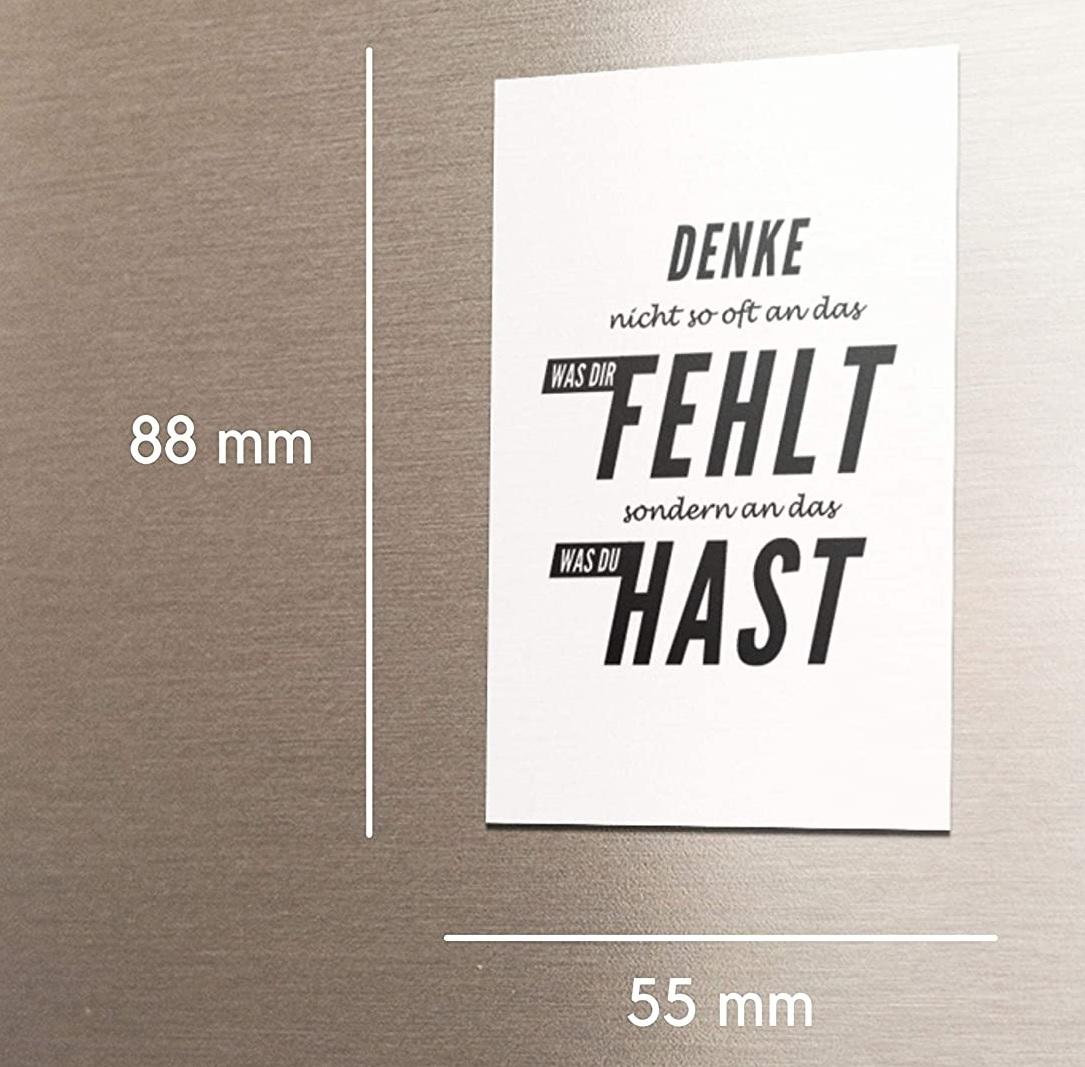 Kühlschrankmagneten (Abbildungen siehe Anlage),
- mit einer dekorativ mit einem Schriftzug versehenen Oberseite aus
  Kunststoff und einem Dauermagneten aus agglomeriertem Ferrit
  (Abmessungen 5,5 cm x 8,8 cm), zehn davon in einer gemeinsamen Verpackung,
- zum Befestigen an einer Metalloberfläche bestimmt und um Papier oder kleine
  Gegenstände daran zu befestigen.
Der Dauermagnet bestimmt den Charakter des Ganzen.

"Dauermagnet aus agglomeriertem Ferrit, keine Ware der TARIC-Codes
 8505 19 10 10 und 8505 19 10 20 (zusammengesetzte Ware aus
 charakterbestimmendem Dauermagneten und beducktem Kunststoffkörper) -
 Kühlschrankmagnet"