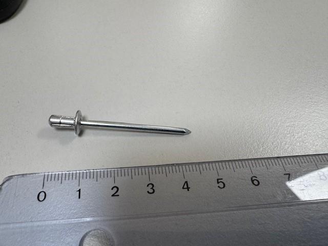 Es handelt sich um aus unedlem Metall gefertigte, sogenannte Dornbruchblindniete, bestehend aus einem hohlen Nietkörper mit Setzkopf und Nietschaft und aus einem in den Nietkörper gesteckten Zugdorn. Der Zugdorn ist im oberen Bereich mit einer Sollbruchstelle versehen. Die Erzeugnisse dienen zur unlösbaren Verbindung (Verpressen) von verschiedenen Materialien. Dabei wird der Zugdorn mit Hilfe einer speziellen Nietzange (nicht Gegenstand dieser vZTA) in den Nietkörper gezogen und der Nietschaft gepresst. Nach der abgeschlossenen Verformung reißt der Zugdorn an der Sollbruchstelle ab.  
- Antragstellerangaben - 

Abbildung siehe Anlage. 

Derartige Erzeugnisse gehören als "andere Hohlniete, aus unedlen Metallen" zur Unterposition 8308 20 00 der Kombinierten Nomenklatur.