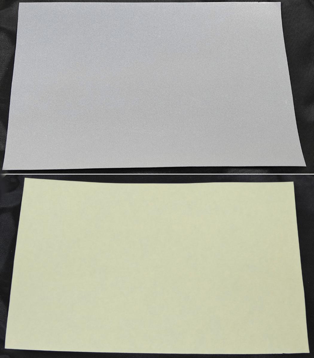Angaben des Antragstellers:
Es handelt sich um eine Folie aus Polyurethan.
Die Folie ist wie folgt aufgebaut:
1) Trägerfolie (50 - 70 µm)
2) Aluminisierte Glaskugeln + Polyurethan-Hotmelt

Feststellungen an einem Warenmuster:
Es wurde ein silbergrauer Folienabschnitt mit eingebetteten Glaskügelchen vorgelegt. Die Folie ist auf einer Seite mit einem gelben Schutzpapier (Trägerfolie) versehen.

Die Trägerfolie ist für die Einreihung nicht relevant. Die Trägerfolie kann einfach abgezogen werden.

Befund:
Andere Folie Kondensationspolymerisations- und Umlagerungspolymerisationserzeugnissen, hier aus Polyurethan