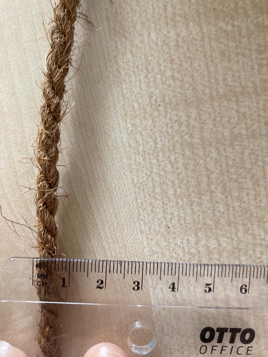 Kokosgarn, Foto siehe Anlage,
- mit einer Pappbanderole umwickelt,
- mit einer Länge von laut Antrag 100 m und einem Durchmesser von ca. 6 mm,
- gezwirnt; aus Drähten aus Kokosfasern (pflanzlicher Spinnstoff),
- zweidrähtig, damit kein Bindfaden.

"Garn aus pflanzlichen Spinnstoffen, Kokosgarn"