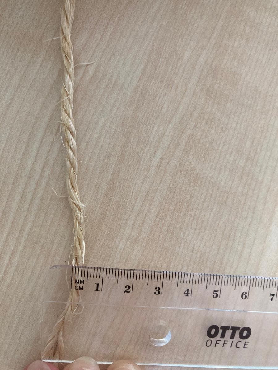 Bindfaden, Foto siehe Anlage,
- mit einer Pappbanderole umwickelt,
- als Meterware, laut Antrag mit einer Länge von 220 m und einem Durchmesser von ca. 4 mm,
- aus einem gezwirnten Garn aus laut Antrag Sisal,
- mit einem Titer von ca. 47.273 dtex,
- vielseitig verwendbar, somit kein Binde- oder Pressengarn der Unterposition (HS) 5607 21.

"Bindfaden aus Sisal, kein Binde- oder Pressengarn"