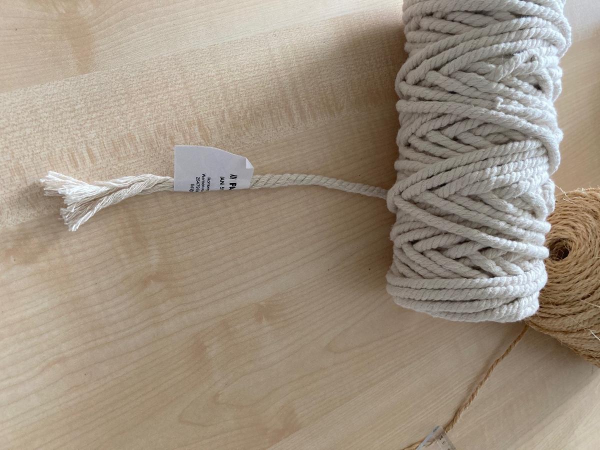 Seil, Foto siehe Anlage,
- mit einer Pappbanderole umwickelt,
- als Meterware, mit einer Länge von laut Antrag 60 m und einem Durchmesser von ca. 7 mm,
- aus Baumwolle,
- gezwirnt,
- mit einem Titer von ca. 153.333 dtex, 
- stellt sich als Seil dar, u. a. somit keine Ware der Position 5806.

"Seil, aus Baumwolle"