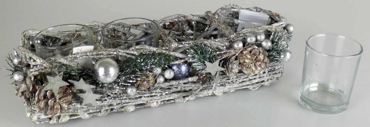 Nach den Antragsangaben sowie dem vorliegenden Warenmuster handelt es sich bei dem sog. "Teelichthalter, Order 10277148" um eine rechteckig-längliche, oben offene Halterung (ca. 36 x 15 x 10 cm, B x T x H), in die vier einfache, klarsichtige Glasgefäße (Ø ca. 6,5 cm; Höhe ca. 8 cm) passgenau eingestellt sind.
Der Halter besteht jeweils aus einem Metallgestell, welches blickdicht mit beglitterten pflanzlichen Stoffen (überwiegend biegsame dünne Zweige, kein Rattan oder Bambus; Flechtstoffe i. S.d. Anmerkung 1 zu Kapitel 46) in Flechttechnik umwunden/umflochten ist. Die Flechtstoffe sind zusätzlich mit dünnem Draht befestigt. An der Außenseite sind einige kleine Holzsterne, natürliche Kiefernzapfen und eukalyptusgrüne Kunststoffkugeln (lt. Antrag) zur Verzierung angebracht.

Derartige Waren werden üblicherweise in der Winterzeit zur Dekoration verwendet.

Die pflanzlichen Flechtstoffe verleihen der Ware auf Grund des Umfangs und der Bedeutung in Bezug auf die Verwendung den wesentlichen Charakter.

Hinweise auf eine Fertigung in Handarbeit liegen nicht vor.

Zolltarifrechtlich handelt es sich um eine "Flechtstoffware, unmittelbar aus pflanzlichen Flechtstoffen hergestellt, nicht aus Bambus oder Rattan, keine Flaschenhülsen aus Stroh, nicht handgearbeitet".