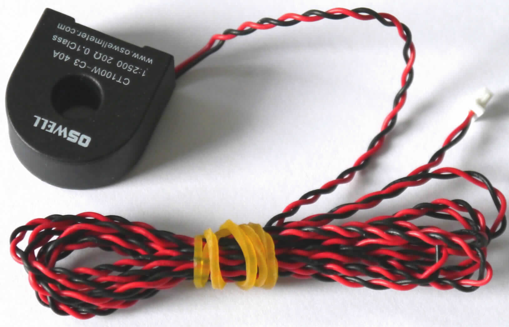 Messwandler, sog. "PDKi-Wandler",
- mit Kern und Sekundärwicklung (Primärleiter wird vom Messobjekt gebildet) in einem 
  Kunststoffgehäuse mit zwei integrierten elektrischen Drähten (Länge 130 cm) mit einem 
  Crimp-Kontakt;
- für eine Leistung von weniger als 1 kVA;
- zur Übertragung eines hohen Primärstromes in ein elektrisches Signal; 
- bestimmt zur Verwendung in Stromverteilungssystemen (z. B. Steckdosenleisten).

Das Erzeugnis ist als "elektrischer Transformator ohne Flüssigkeitsisolation, mit einer Leistung von 1 kVA oder weniger, Messwandler, kein Spannungswandler, nicht für zivile Luftfahrzeuge" einzureihen.