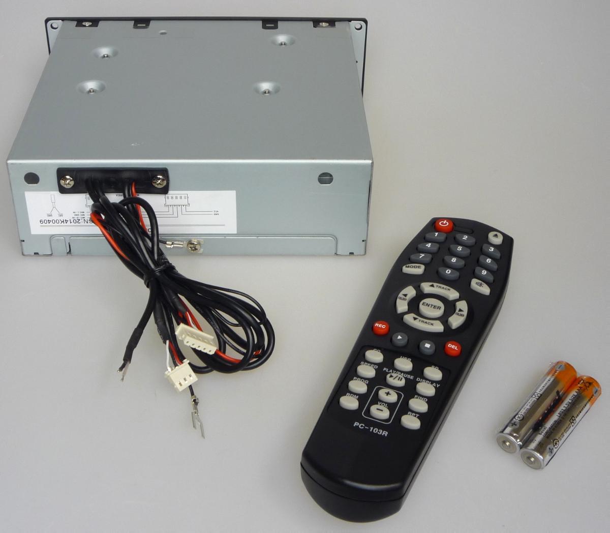 Multimedia-Player (USB/SD-Card/Bluetooth); Artikelnummer: DSM-003 CD
- aus Audiosignalelektronik mit MPEG-Encoder/Decoder und AD/DA-Wandler,
  CD-Player mit Laserabnehmersystem, Bluetooth-Adapter und USB-Controller
  in einem Gehäuse (Abmessungen: 173 x 49 x 153 mm) mit Display, Bedien-
  elementen, Speicherkartenschacht, USB-Schnittstelle und Audioausgang,
  mit beiliegender Fernbedienung (Abbildung siehe Anlage),
- zur Tonwiedergabe von CDs, Speicherkarten und USB-Speichermedien sowie 
  zur Tonaufnahme auf Speicherkarten - kennzeichnende Haupttätigkeit - und
  zum Senden und Empfangen vom Audiodaten im Bluetooth-Standard nach
  Einbau in spezielle Audioanlagen,
- zusammen mit Beipack (2 Batterien) in einer gemeinsamen Verkaufsumschließung.
Der Multimedia-Player bestimmt den Charakter des Ganzen.

"Tonwiedergabegerät, nicht von den Unterpositionen 8519 20 10 bis 8519 50 00
  erfasst, optische und Halbleiter-Aufzeichnungsträger verwendend
  (Kombination aus Tonaufnahme- und -wiedergabegerät - kennzeich-
 nende Haupttätigkeit - und Apparat für die Kommunikation in einem drahtlosen
 Netzwerk, in funktioneller Einheit mit Fernbedienung, in Warenzusammenstellung
 mit nicht charakterbestimmendem Beipack, in Aufmachung für den Einzelverkauf)"