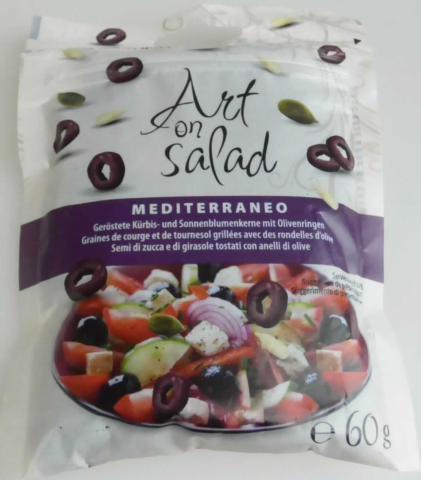 Salat Topping.

Antragsangaben (als zutreffend unterstellt): geröstete Kürbis- und Sonnenblumenkerne mit Olivenringen.

Beschaffenheit des vorgelegten Warenmusters: ein mehrsprachig bedruckter Originalfolienbeutel mit Druckverschluss. Aufschrift (auszugsweise):" geröstete Kürbis- und Sonnenblumenkerne mit Olivenringen, 60 g". Darüberhinaus sind Hinweise zu Zusammensetzung und  Nährwerten auf der Verpackung aufgebracht.
Inhalt: eine Mischung aus getrockneten Olivenringen, Sonnenblumen- und Kürbiskernen mit einem Geruch nach Oliven sowie einem leicht salzigen und arttypischen Geschmack.

Der Charakter der Ware wird durch die enthaltenen Kürbis- und Sonnenblumenkerne bestimmt.

Früchte, Nüsse und andere genießbare Pflanzenteile, in anderer Weise zubereitet oder haltbar gemacht, auch mit Zusatz von Zucker, anderen Süßmitteln oder Alkohol, anderweit weder genannt noch inbegriffen, Schalenfrüchte, Erdnüsse und andere Samen, auch miteinander vermischt, andere, in unmittelbaren Umschließungen mit einem Gewicht des Inhalts von 1 kg oder weniger, andere als in den Upos 2008 1992 bis 2008 1995 genannt, andere.