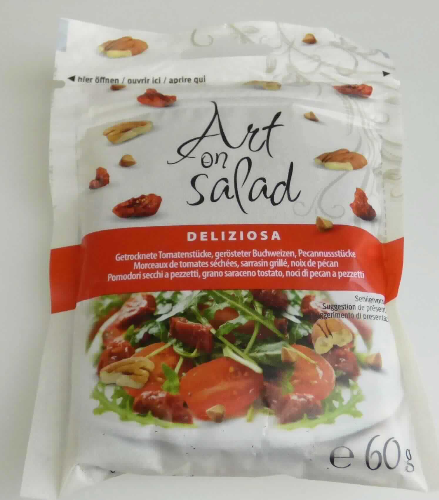 Saaten-Tomaten-Mischung

Antragsangaben (als zutreffend unterstellt): Mischung aus getrockneten Tomatenstücken, geröstetem Buchweizen und gehackten Pekannüssen.

Beschaffenheit des vorgelegten Warenmusters: Mischung aus gleichen Anteilen an ungeschälten, getrockneten, gesalzenen Tomatenstückchen, geröstetem Buchweizen und getrockneten, gehackten Pekannüssen. Geschmack: leicht salzig, den Mischungsbestandteilen entsprechend. Aufmachung: in einem mehrsprachig bedruckten, wiederverschließbaren Originalfolienbeutel für den Einzelverkauf aufgemacht. Warenaufschrift (auszugsweise): "Buchweizen-, Nuss- und Trockengemüsemischung; 60 g." Darüber hinaus ist die Verpackung auch mit einem Serviervorschlag bedruckt. Danach soll die Mischung als Salattopping verwendet werden.

Es liegt eine Mischung vor, für die kein charakterverleihender Anteil ermittelt werden kann. Die Ware ist nach Maßgabe der AV 3c einzureihen.

Tomaten, anders als mit Essig oder Essigsäure zubereitet oder haltbar gemacht, in Stücken, nicht geschält.