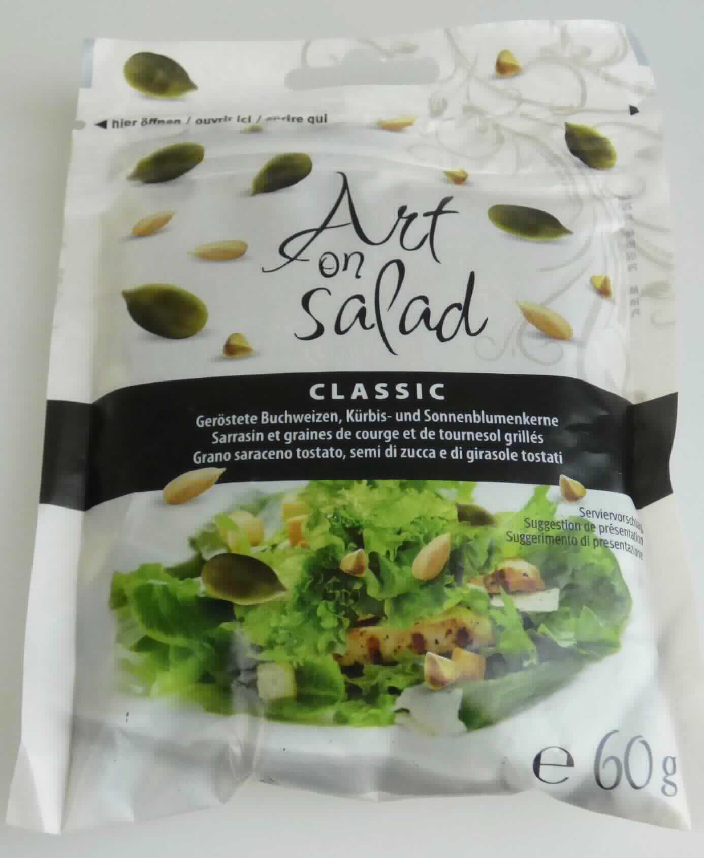 Salat Topping.

Antragsangaben (als zutreffend unterstellt): geröstete Buchweizen, Kürbis- und Sonnenblumenkerne.

Beschaffenheit des vorgelegten Warenmusters: ein mehrsprachig bedruckter Originalfolienbeutel mit Druckverschluss. Aufschrift (auszugsweise):" geröstete Buchweizen, Kürbis- und Sonnenblumenkerne, 60 g". Darüberhinaus sind Hinweise zu Zusammensetzung und Nährwerten auf der Verpackung aufgebracht.
Inhalt: eine Mischung aus Buchweizen, Kürbis- und Sonnenblumenkernen mit arttypischem Geschmack.

Der Charakter der Ware wird durch die enthaltenen Kürbis- und Sonnenblumenkerne bestimmt.

Früchte, Nüsse und andere genießbare Pflanzenteile, in anderer Weise zubereitet oder haltbar gemacht, auch mit Zusatz von Zucker, anderen Süßmitteln oder Alkohol, anderweit weder genannt noch inbegriffen, Schalenfrüchte, Erdnüsse und andere Samen, auch miteinander vermischt, andere, in unmittelbaren Umschließungen mit einem Gewicht des Inhalts von 1 kg oder weniger, andere als in den UPos 2008 1992 bis 2008 1995 genannt, andere.
