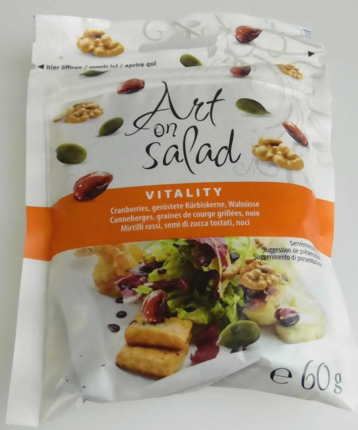 Salat Topping.

Antragsangaben (als zutreffend unterstellt): gezuckerte Cranberries, geröstete Kürbiskerne, Walnüsse.

Beschaffenheit des vorgelegten Warenmusters: ein mehrsprachig bedruckter Originalfolienbeutel mit Druckverschluss. Aufschrift (auszugsweise):" Cranberries, geröstete Kürbiskerne, Walnüsse, 60 g". Darüberhinaus sind Hinweise zu Zusammensetzung und Nährwerten auf der Verpackung aufgebracht.
Inhalt: eine Mischung aus getrockneten und gezuckerten Cranberries, Walnüssen und Kürbiskernen mit arttypischem Geschmack.
Zucker gemäß ZAnm 2 zu Kap 20: mehr als 9 GHT.

Früchte, Nüsse und andere genießbare Pflanzenteile, in anderer Weise zubereitet oder haltbar gemacht, auch mit Zusatz von Zucker, anderen Süßmitteln oder Alkohol, anderweit weder genannt noch inbegriffen, andere als die der Unterpositionen 2008 1110 bis 2008 9776 der KN, weder Feigen, noch Haselnüsse oder Pistazien enthaltend.