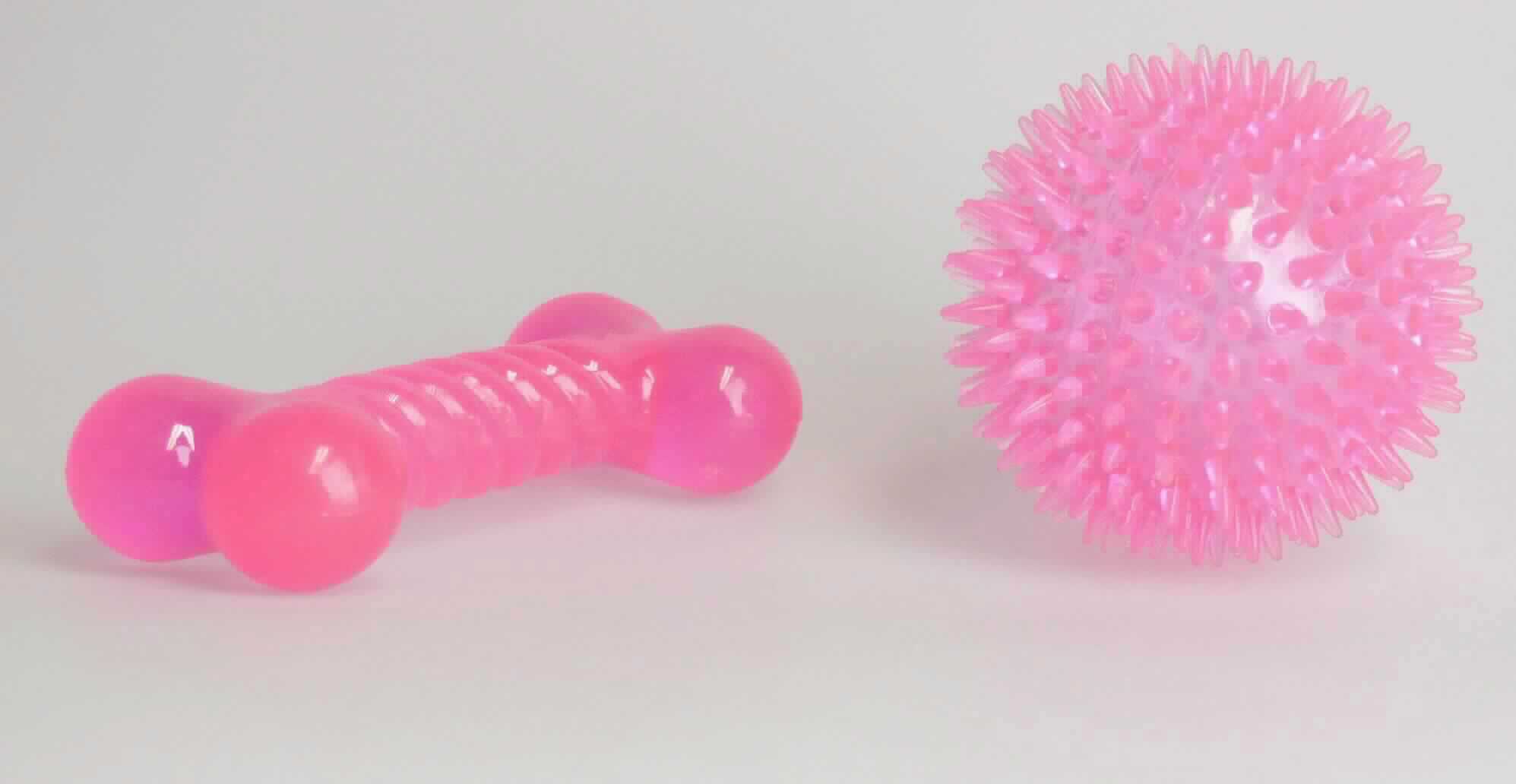 Angaben des Antragstellers:
Bei dem Artikel handelt es sich um ein aus thermoplastischem Gummi (TPR) bestehendes Set Hundespielzeug aus einem Noppenball und einem Knochen in der Farbe pink.
Größe Kugel: 9,5 cm
Größe Knochen: 13,5 x 6 cm

Feststellungen an einem Warenmuster:
Es wurde eine Set aus einem Igelball und einem Knochen, jeweils aus einem elastischen, transparenten, pinkfarbenen, nicht vulkanisierten Kautschukmaterial vorgelegt.
An der Ware ist ein Pappanhänger mit Produktinformationen befestigt, der die Ware als Hundespielzeug kennzeichnet.

Befund:
Es liegt eine andere Ware aus nicht vulkanisiertem Kautschuk im Sinne der Position 4006 vor.