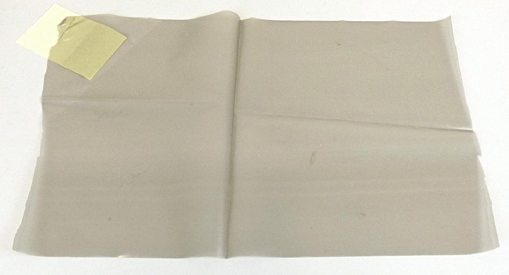 Angaben:
Es handelt sich um eine LTT-Folie (Low Temperature Thermoplast) aus Polyurethan. Die LTT-Folie weist kein Trägermaterial auf und wird durch eine dunkelgraue PE-Folie geschützt. Die dunkelgraue Schutzfolie wird bei der Anwendung entfernt. Die Ware wird in Rollen mit unterschiedlichen Längen und Breiten auf dem Markt angeboten und wird im Industriebereich als nicht reaktiver Strukturklebefilm besonders zum Verkleben von textilen Stoffen auf unterschiedlichen Untergründen verwendet. Die LLT-Folie ist nicht selbstklebend und wird durch Hitze und Druck über einen bestimmten Zeitraum aktiviert.


Feststellungen:
Es wurde eine farblose, nicht selbstklebende Folie vorgelegt, die einseitig mit einer Schutzfolie versehen ist.

Befund:
Andere Folien, nicht aus Zellkunststoffen, weder verstärkt noch geschichtet (laminiert) oder auf ähnliche Weise mit anderen Stoffen verbunden, ohne Unterlage, aus anderen Kunststoffen, aus Kondensationspolymerisations- und Umlagerungspolymerisationserzeugnissen