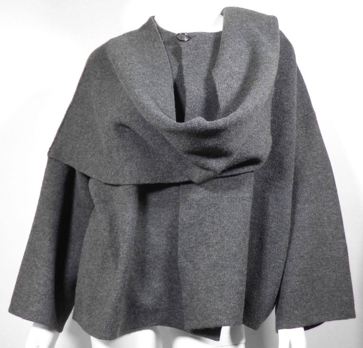 Strickjacke, Style 14968505130, Größe 38, Foto siehe Anlage,
- aus ca. 3,2 mm dicken, buntgewirkten Gewirken (melierte Garne) aus laut Antrag 66 %Polyester,
  25 % Polyacryl (beides synthetische Chemiefasern) und 9 % Wolle,
- über die Taille reichend (Rückenlänge: ca. 62 cm),
- weit geschnitten,
- mit einem runden Halsausschnitt,
- mit einem in der rechten Schulternaht und teilweise auf dem rechten Ärmel angenähten, ca. 36 cm
  breiten und 98 cm langen Zuschnitt, dessen Ende durch eine Schlaufe auf der linken Schulter geführt
  wird,
- vorn mit einer durchgehenden Öffnung, am Halsausschnitt mit einem Knopf von links auf rechts zu
  schließen (Männerkleidung),
- mit langen Ärmeln,
- an den Armabschlüssen und am unteren Rand abgepasst gewirkt,
- weist weder aufgrund der Ausstattung (ungefüttert) noch des Schnitts (nicht in Bahnen gearbeitet) eine
  gewisse Formfestigkeit auf, somit keine Jacke,
- wird im Allgemeinen nicht über jeder anderen Kleidung und zum Schutz gegen das Wetter getragen,
  somit keine Ware der Position 6101.

"Strickjacke, aus Gewirken, aus Chemiefasern, für Männer"