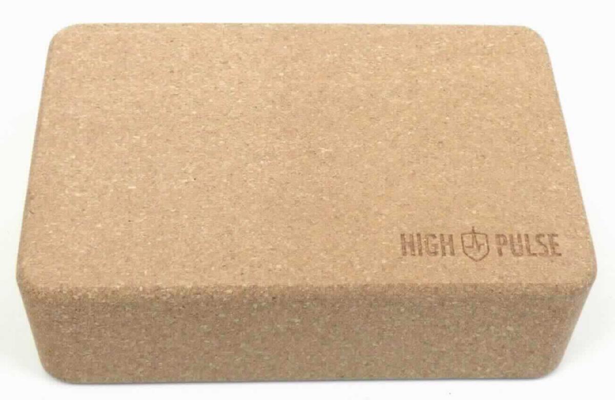 Nach den Antragsangaben und dem vorliegenden Warenmuster handelt es sich bei dem sog. "Yoga Block 2er Set" um zwei gleichartige, rechteckige Quader aus Presskork (ca. 22,3 x 14,5 x 7,2 cm; B x T x H). 
Die Blöcke mit abgeschrägten Kanten und einem eingepressten Schriftzug sind als Zubehör und Hilfsmittel für Übungen beim Yoga, die eine hohe Flexibilität erfordern, bestimmt.
Die Blöcke sind als 2er-Set in einer Kunststofffolie für den Einzelverkauf aufgemacht. 
Da die Blöcke vielseitig verwendbar sind kommt eine Einreihung als Ausrüstungsgegenstand für die körperliche Ertüchtigung nicht in Betracht.

Zolltarifrechtlich handelt es sich um "Waren aus Presskork, andere als in den TARIC-Unterpositionen 4504 1011 00 bis 4504 9080 10 genannt".