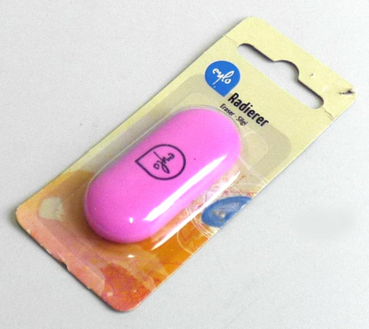 Angaben des Antragstellers:
Radiergummi

Untersuchungen an einem Warenmuster:
Es wurde ein pinkfarbener Radiergummi mit einem schwarzen Schriftzug vorgelegt. Der Radiergummi hat die Form eines Blocks mit abgerundeten Ecken und Kanten und besteht aus einem elastischen Material. Bei dem elastischen Material handelt es sich um einen nicht vulkanisierten Kautschuk. Der Radiergummi ist in einer Kunststoffverpackung mit Pappanhänger verpackt und für den Einzelverkauf aufgemacht.

Befund:
Es liegt eine andere Ware aus nicht vulkanisiertem Kautschuk im Sinne der Unterposition (KN) 4006 9000 vor.