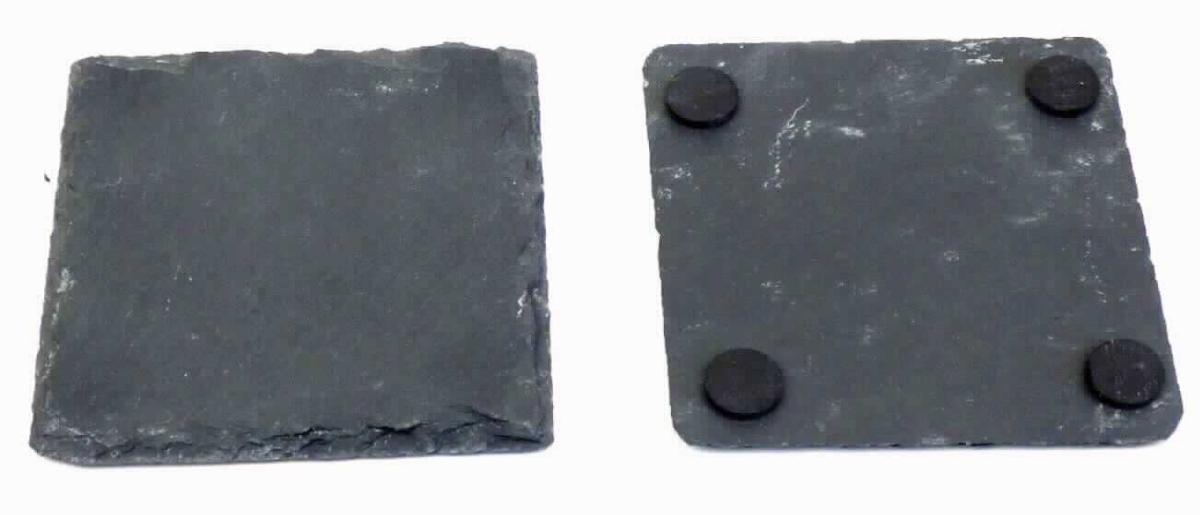 Angaben:
Schiefer Untersetzer Set (8 Stück) inkl. Kreidestift und Filzhalter; Glasuntersetzer aus 100 % Naturschiefer.

Warenbeschaffenheit:
8 quadratische, anthrazitfarbene Untersetzer mit abgerundeten Ecken und Kanten sowie vier Schonern auf der Unterseite, zwischen den Schieferplatten spezifisch zugeschnittene Filzstücke, die sich zu einem Halter zusammensetzen lassen.

Befund:
Bearbeiteter Tonschiefer und Waren aus Tonschiefer oder aus Pressschiefer.

Warenzusammenstellung bei der im Sinne der AV 3b) die Untersetzer aus Schiefer im Hinblick auf die Menge, den Umfang und die Bedeutung für die Verwendung als charakterbestimmend angesehen werden.