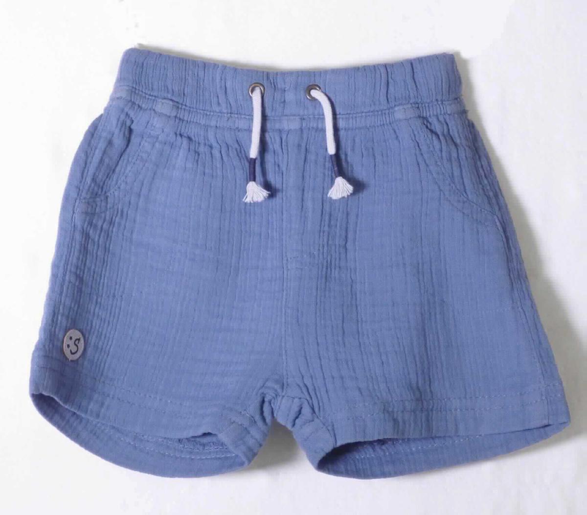 Kurze Hose für Kleinkinder, sog. Short, Art. 2721900, Größe 62, Foto siehe Anlage,
- aus ca. 0,9 mm dicken, einfarbigen Geweben aus laut Antrag 100 % Baumwolle,
- in der Taille abschließend; mit einem elastischen Taillenbund mit Tunnelzug,
- vorn mit einer Pattenattrappe und zwei Taschenattrappen versehen,
- mit kurzen Hosenbeinen,
- auf einem Hosenbein mit einem runden Logo aus augenscheinlich Leder verziert,
- an den Beinabschlüssen durch Umschlagen und Festnähen gesäumt,
- ist für Kleinkinder mit einer Körpergröße von bis zu 86 cm bestimmt.

"Kleidung für Kleinkinder (kurze Hose), aus Geweben, aus Baumwolle"