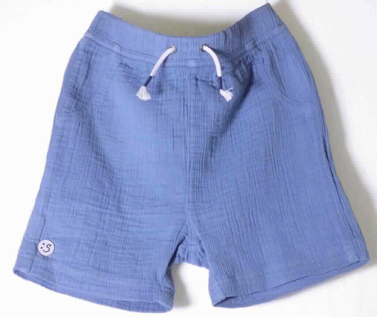 Kurze Hose, sog. Short, Art. 2721900, Größe 92, Foto siehe Anlage,
- auf einem Pappkleiderbügel hängend,
- aus ca. 0,9 mm dicken, einfarbigen Geweben aus laut Antrag 100 % Baumwolle,
- in der Taille abschließend; mit einem elastischen Taillenbund mit Tunnelzug,
- ohne Öffnung und ohne Verschluss, 
- ohne Hinweise auf den Trägerkreis (unisex),
- vorn mit einer Pattenattrappe und zwei Taschenattrappen versehen,
- mit kurzen Hosenbeinen, die nicht die Knie bedecken (Seitenlänge: ca. 30 cm), 
- auf einem Hosenbein mit einem runden Logo aus augenscheinlich Leder verziert,
- an den Beinabschlüssen durch Umschlagen und Festnähen gesäumt,
- ist nicht für Kleinkinder mit einer Körpergröße von bis zu 86 cm bestimmt.

"Kurze Hose, aus Geweben, für Mädchen, aus Baumwolle, nicht nach dem Batik-Verfahren handbedruckt"