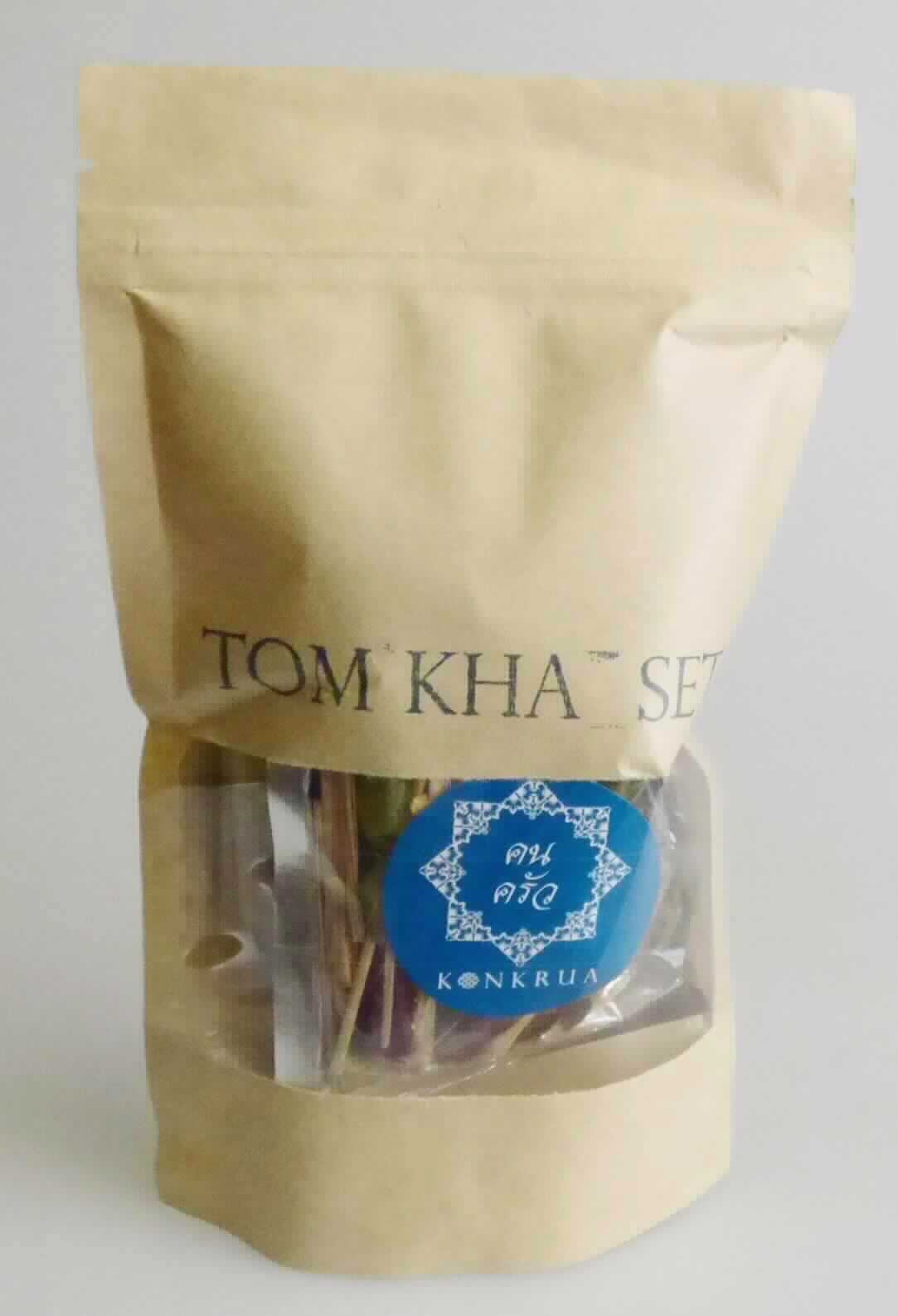 Würzmischung für Tom Kha

Vorgelegt wurde ein hellbrauner, innen mit einer farblosen Kunststofffolie kaschierter Papierstandbeutel mit Druckverschlussleiste, in Aufmachung für den Einzelverkauf und mit Aufdruck der Warenbezeichnung. Darin drei etikettierte Portionsbeutel aus Kunststoff-Aluminium-Verbundfolie mit einer klarsichtigen Schauseite und mit folgendem Inhalt: grünlich orangebraune, würzig, aromatisch, salzig und süßsauer schmeckende Paste (50 g); unterschiedlich gefärbte, getrocknete, aromatisch riechende Pflanzenteile (10 g); braungelber, feinkörniger, feuchter, mäßig süß schmeckender Zucker (40 g).

Gemäß Antragsangaben enthält die Zusammenstellung mengenmäßig und geschmacklich aufeinander abgestimmte Zutaten für die Zubereitung der Brühe einer thailändischen Suppe (Tom Kha).

Warenzusammenstellung in Aufmachung für den Einzelverkauf im Sinne der Allgemeinen Vorschrift 3 b) der KN, zur Herstellung einer Brühe, aus Waren der Positionen 2104 (Würzpaste) und 1702 (Palmzucker) der KN, deren Charakter im Hinblick auf den Geschmack des fertigen Gerichts durch die Würzpaste bestimmt wird.

Zubereitung zum Herstellen von Suppen oder Brühen, keine Tomaten enthaltend.