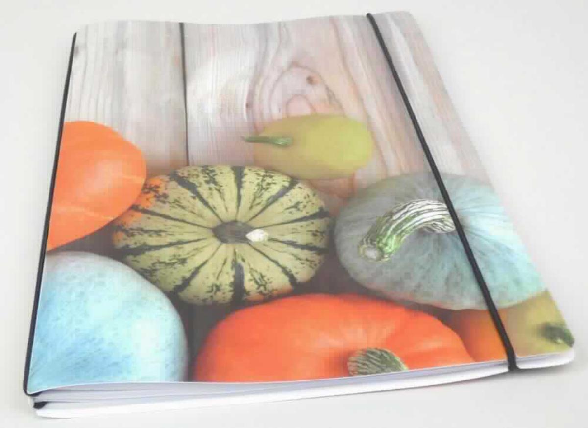 Es handelt sich um zweimal 20 unbedruckte Bogen aus Papier (Format etwa DIN A3, einmal auf DIN A4 gefaltet und geheftet), die mittels zweier gummielastischer Kordeln in einen Umschlag aus einer bunt bedruckten Kunststofffolie eingehängt sind. Der Umschlag kann durch eine am hinteren Deckel mit Metallsplinten befestigte gummielastische Kordel verschlossen werden. Die Waren werden mit unterschiedlicher Lineatur angeboten und sollen als Schulhefte verwendet werden. 

Abbildung siehe Anlage. 

Derartige aus verschiedenen Stoffen zusammengesetzte Waren gehören als "Hefte aus Papier" zur Unterposition 4820 20 00 der Kombinierten Nomenklatur, da ihr wesentlicher Charakter nach der Menge, nach dem Umfang und im Hinblick auf die Bedeutung in Bezug auf die Verwendung durch die Papierhefte bestimmt wird.