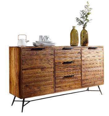 Es handelt sich bei dem "Sideboard Nishan“ um ein aus verschiedenen Stoffen zusammengesetztes Möbel mit den Maßen von ca. 160 x 88 x 40 cm (B x H x T). Das Erzeugnis besteht im Wesentlichen aus einem Holzkorpus mit zwei Türen, drei Schubladen und einem Metallgestell.

Bei der aus unterschiedlichen Stoffen bestehenden Ware wird der stoffliche Charakter in Bezug auf die Bedeutung für die Verwendung und aufgrund des äußeren Erscheinungsbildes von dem Korpus aus Holz bestimmt.
Das auf den Boden zu stellende Erzeugnis dient zur Ausstattung von Wohnungen und kann aufgrund seiner Gestaltung in unterschiedlichen Bereichen der Wohnung (z. B. Schlafzimmer, Wohnzimmer etc.) verwendet werden.

Die verpackte Ware wird als "anderes als von den Positionen 9401 und 9402 erfasstes Möbel, aus Holz, ohne speziellen Raumbezug" eingereiht.