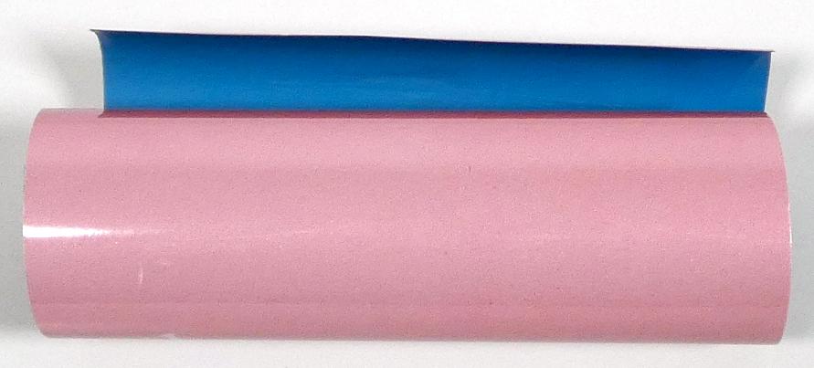 Angaben des Antragstellers:
Es handelt sich um eine Folie aus Polyurethan.
Die Folie ist wie folgt aufgebaut:
1) Trägerfolie (36 µm PET)
2) Aluminisierte Glaskugeln + Hotmelt (130 µm)
3) PE-Schutzfilm (30 µm)

Feststellungen an einem Warenmuster:
Es wurde ein Folienabschnitt mit eingebetteten Glaskügelchen vorgelegt. Die Polyurethanfolie weist eine weinrote Rückseite auf, die mit einer blauen, transparenten Schutzfolie versehen ist. Auf der anderen Seite ist die Folie mit einer transparenten Schutz- bzw. Trägerfolie versehen.

Befund:
Folie aus Kondensationspolymerisations- und Umlagerungspolymerisationserzeugnissen, ohne Verstärkung