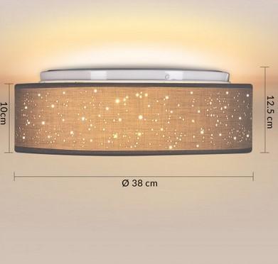 Bei der sog. Deckenlampe (in acht Ausführungen) handelt es sich um acht ca. 12,5 cm x 30 cm bzw. 38 cm (H x d) große elektrische Deckenleuchten, im Wesentlichen bestehend aus einer kreisrunden Metallhalterung mit integrierter Lampenfassung (E27), einem zylindrischen Lampenschirm aus Kunststoffen sowie auf der Außenseite aus mit kleinen Kreisen und Sternenmuster verzierten Motiven aus Spinnstoffen und elektrischer Ausstattung.

Die Leuchten dienen zu Beleuchtungszwecken im Innenbereich und sind zur Deckenmontage bestimmt.
Das Montagematerial (drei Schrauben und Dübel) ist beigefügt.

Die Ware ist in folgenden Ausführungen erhältlich:
- Deckenlampe Grau Stoff 30 cm Sternenhimmel
- Deckenlampe Grau Stoff 38 cm Sternenhimmel
- Deckenlampe Taupe Stoff 30 cm Sternenhimmel
- Deckenlampe Taupe Stoff 38 cm Sternenhimmel
- Deckenlampe Weiß Stoff 30 cm Sternenhimmel
- Deckenlampe Weiß Stoff 38 cm Sternenhimmel
- Deckenlampe Schwarz Stoff 30 cm Sternenhimmel
- Deckenlampe Schwarz Stoff 38 cm Sternenhimmel

Die Bestandteile aus Metall als Stabilitätgeber und Spinnstoffen nach dem äußeren Erscheinungsbild bestimmen den Charakter der Leuchte gegenüber dem Kunststoff als Formgeber.

Hinweise auf Handarbeit liegen nicht vor.

Die Erzeugnisse sind als "elektrische Leuchten, anderweit weder genannt noch inbegriffen, Deckenleuchten, ausgenommen solche von der für öffentliche Plätze oder Verkehrswege verwendeten Art, nicht ausschließlich zur Verwendung mit LED-Lichtquellen bestimmt, aus Metall und Spinnstoff, nicht handgearbeitet, andere als in der Codenummer 9405 1190 20 0 genannt" einzureihen.