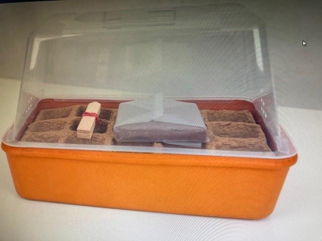 Warenzusammenstellung, bestehend aus einem Pflanztopf, einem Anzuchtbehälter, einem Liter
Anzuchterde und fünf Holzsteckern, Foto siehe Anlage,
- in Aufmachung für den Einzelverkauf,
- zur Befriedigung eines speziellen Bedarfs (Anzüchten von Pflanzen) zusammengestellt,
- Pflanztopf,
- - unglasierter, kastenförmiger Behälter,
- - mit einem auskragenden Rand, 
- - mit den Abmessungen: ca. 29 cm (Breite) x 6,5 cm Höhe x 19 cm (Tiefe),
- - keramisches Erzeugnis; nach der Formgebung gebrannt; tonmineralhaltiges Material enthaltend,
- - laut ergänzenden Antragsangaben aus gewöhnlichem Ton,
- - mit einem abnehmbaren, passgenauen Deckel aus Kunststoff,
- - ohne Hinweise auf Handarbeit,
- - die Keramik (gewöhnlicher Ton) bestimmt aufgrund ihrer Bedeutung in Bezug auf
    die Verwendung den wesentlichen Charakter der Ware,
- ein Anzuchtbehälter,
- - laut Antrag aus Cellulose,
- - unterteilt in 15 gleich große Töpfe,
- - zum Einlegen in den Pflanztopf bestimmt,
- ein Liter Anzuchterde,
- - blockartig gepresst,
- fünf Holzstecker,
- - an einem Ende spitz zulaufend, 
- der Pflanztopf bestimmt aufgrund seiner Bedeutung in Bezug auf die Verwendung
  den wesentlichen Charakter der Warenzusammenstellung.

"Andere keramische Ware (Pflanztopf), nicht aus Porzellan, nicht aus gewöhnlichem Ton
 handgearbeitet, andere als in den TARIC-Codes 6914 9000 20 und 6914 9000 30 genannte"