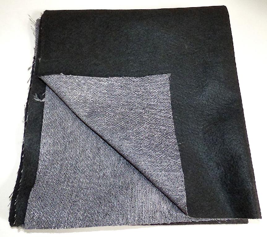 Textillaminat, sog. Möbelbezugsstoff, Art. Roma, Foto siehe Anlage,
- als Meterware, laut Antrag mit einer Breite von 142 cm,
- laut Untersuchungsergebnis: 
-- aus zwei mit ihrer ganzen Fläche aufeinanderliegenden und durch Kleben miteinander verbunden
   Lagen:
--- mit einer Oberlage (Schauseite):
---- aus einem buntgewebten Gewebe in Musterbindung aus nicht hochfesten Garnen,
----- mit Kettgarnen aus texturierten, synthetischen Filamenten (laut Antrag Polyester),
----- mit Schussgarnen (Effektzwirn) bestehend aus einem dickeren Garn aus synthetischen
      Spinnfasern (laut  Antrag Polyester) und einem Garn aus synthetischen Filamenten (laut Antrag
      Polyester),
---- mit einem Gesamtanteil an:
----- synthetischen Filamenten von ca. 60 GHT,
----- synthetischen Spinnfasern von ca. 40 GHT,
--- mit einer Unterlage:
---- aus einem einfarbigen Nadelfilz aus Chemiefasern,
- insbesondere im Hinblick auf die Bedeutung in Bezug auf die Verwendung verleiht das die Schauseite
  bildende Gewebe der Ware ihren wesentlichen Charakter.

"Gewebe aus Garnen aus synthetischen Filamenten, anderes als in den Unterpositionen 5407 10 bis
 5407 84 genannte, buntgewebt"