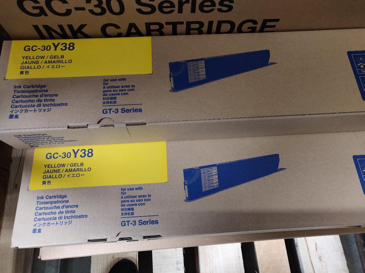 Angaben:
Tintenkartuschen zum Bedrucken von Textilien mittels Tintenstrahltechnik auf Textildrucker Brother GT-3 Series. Die Tintenkartuschen sind auswechselbar und werden mechanisch in die Vorrichtung am Textildrucker eingeschoben.

Befund:
Tintenpatronen (ohne integrierten Druckkopf) zum Einsetzen in Apparate der Unterpositionen 8443 31, 8443 32 oder 8443 39, und mit mechanischen oder elektrischen Komponenten.