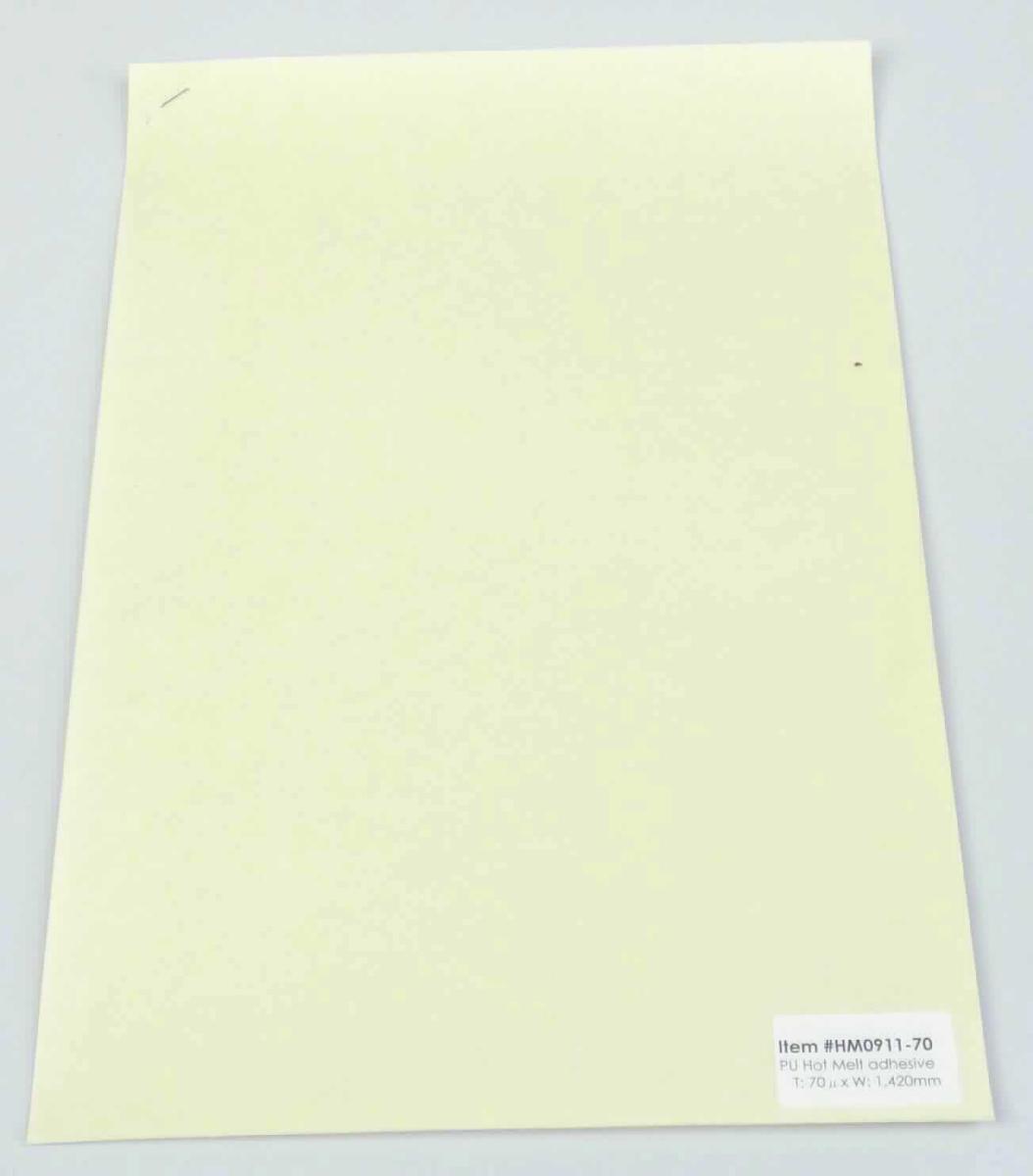Angaben des Antragstellers:
Beidseitige Klebefolie aus Polyurethan zur Verbindung von textilen Flächen in Stärken von 0,05 bis 0,10 mm, ca. 142 cm breit, auf Rollen.
Die Folie ist mit einem beidseitig durch Hitze aktivierbaren Schmelzkleber versehen.


Feststellungen an einem Warenmuster:
Es wurde ein Abschnitt einer farblosen, weichen, trüben Folie mit einem gelben Schutzpapier vorgelegt. Die Folie besteht aus Polyurethan und ist nicht selbstklebend.

Befund:
Es handelt sich um eine Folie aus Kunststoff im Sinne der Unterposition (KN) 3920 9928. Das Schutzpapier beeinflußt die Einreihung der Folie nicht.