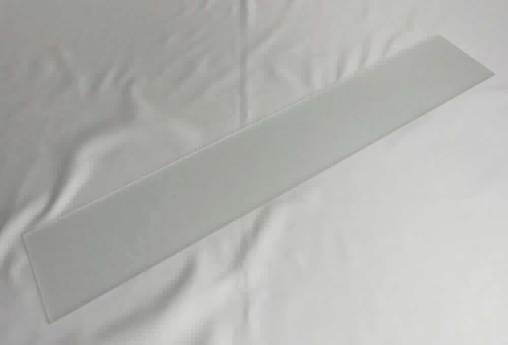 Vorgespanntes Einschichten-Sicherheitsglas, sog. Einscheibensicherheitsglas (ESG), einseitig satiniert, Foto siehe Anlage, 
- lt. Antrag aus vorgespanntem Einschichten-Sicherheitsglas (ESG),
- lt. Antrag mit einem Eisengehalt von mehr als 300 ppm,  
- einseitig satiniert, jedoch nicht undurchsichtig,
- ohne Beschichtung, 
- mit bearbeiteten Kanten (geschliffen), 
- in den Abmessungen: ca. 67 cm (Länge) x 11,5 cm (Breite) x 0,4 cm (Dicke), 
- lt. Antrag zur Verwendung im Möbel- oder Ladenbau vorgesehen.

"Vorgespanntes Einschichten-Sicherheitsglas, anderes als in den Unterpositionen 7007 1110 bis 7007 1920
 genannte, anderes als im TARIC-Code 7007 1980 85 genanntes"