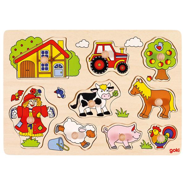 Puzzle, sog. "Artikel 57995 Bauernhof VI"
- in Form einer Platte mit abgerundeten Ecken
- aus Holz gefertigt und in den Abmessungen von ca. 30 cm x 21 cm
- mit neun verschieden geformten Aussparungen versehen
- mit neun Puzzleteilen (Bauerhofmotive und Tiere), je ein Puzzleteil passgenau in der Form einer
  Aussparung gearbeitet
- auf der Oberseite mit einem Griffstück aus Holz
- die Puzzleteile sollen jeweils in die passende Aussparung gelegt werden
- ohne Hinweis auf Fertigung in Handarbeit
- dient der spielerischen Unterhaltung von Kindern
- in Kunststofffolie verpackt.

Die Ware wird zolltarifrechtlich als „Puzzle, aus Holz, nicht handgearbeitet" eingereiht.