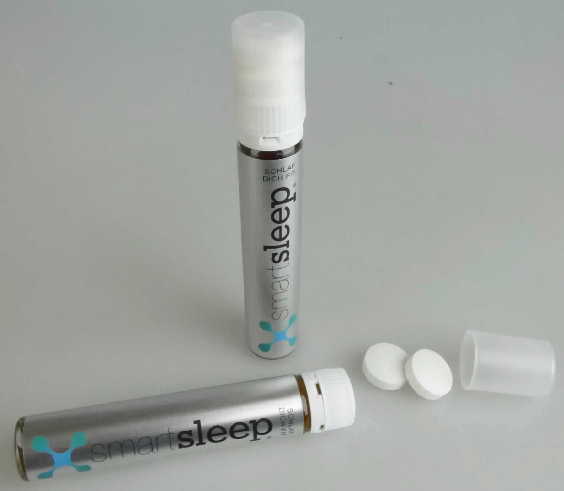 Nichtalkoholhaltiges Getränk.

Antragsangaben (als zutreffend unterstellt): Warenzusammenstellung aus einer 25 ml-Trinkampulle mit 2 Kautabletten. Aufmachung in 8er- und 20er-Packungen. 
Zutaten Liquid (auszugsweise): Wasser, Mineralstoffe, Zitronensaft, Säuerungsmittel, Aroma, Geschmacksverstärker, Vitamine (50 bis 114 % NRV), Konservierungsmittel, Süßungmittel. 
Zutaten Kautabletten, auszugsweise: Creatinmonohydrat, Hilfsstoffe.

Beschaffenheit des vorgelegten Warenmusters: Original-Trinkampulle mit 2 aufgesteckten Kautabletten. Inhalt der Trinkampulle: hellbraune, klare, leicht bewegliche Flüssigkeit, süß-säuerlich und citrisch-aromatisch schmeckend, unmittelbar trinkbar.

Alkohol (gemäß Angabe): nicht enthalten. 
Erzeugnisse/Fette aus Erzeugnissen der Positionen 0401 bis 0404 (gemäß Angabe): nicht enthalten.
Saccharose oder Invertzucker (gemäß Angabe): enthalten.

Es liegt eine Warenzusammenstellung in Aufmachung für den Einzelverkauf vor, deren Charakter durch die Flüssigkeit bestimmt wird. Dabei handelt sich um eine unmittelbar trinkbare, für den menschlichen Genuss bestimmte Flüssigkeit. Derartige Waren sind, auch wenn sie nur in geringen Mengen eingenommen werden sollen, als Getränk in das Kapitel 22 der KN einzureihen. Ein Erfrischungsgetränk der UPos 2202 10 der KN liegt nicht vor.

Nicht alkoholhaltiges Getränk, anderes als in den UPos 2202 1000 bis 2202 9915 der KN genannt, Zucker enthaltend (Saccharose oder Invertzucker), Fruchtsaft, mit Wasser verdünnt.