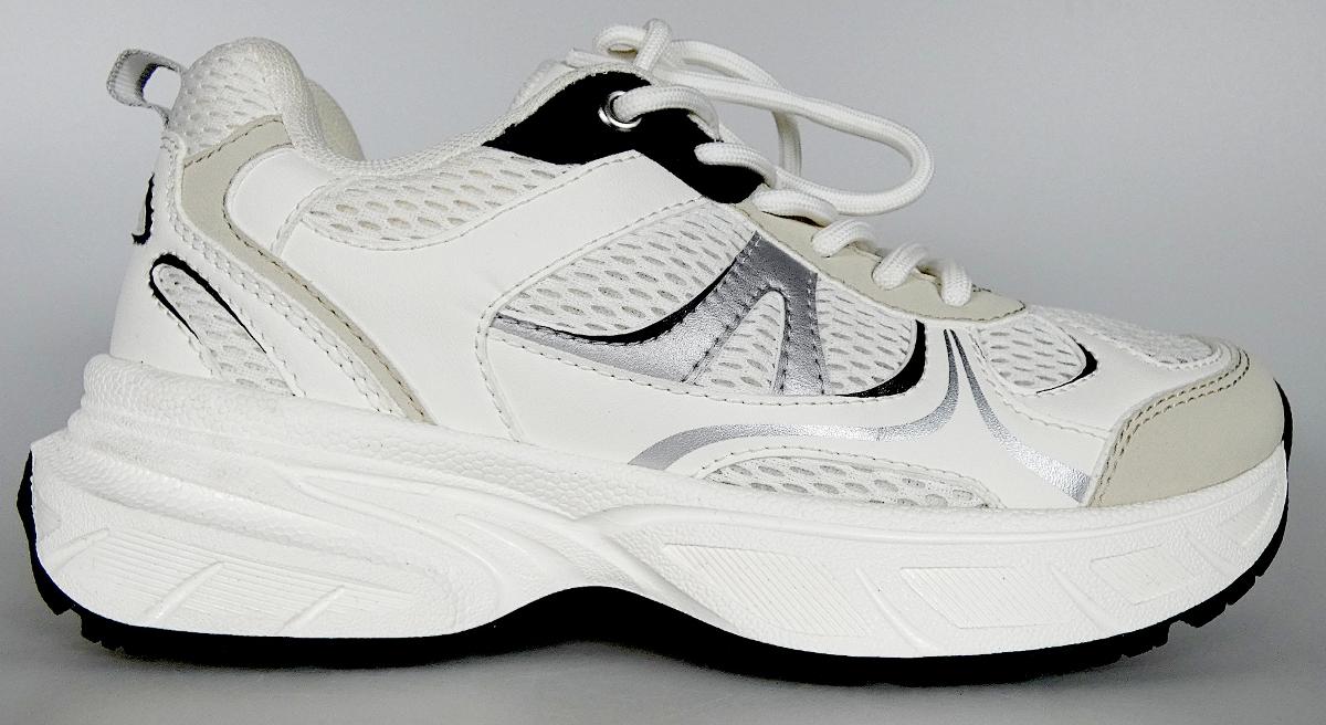 Halbschuhe, Größe 37, Foto siehe Anlage,
- mit Laufsohlen aus laut Antrag Kunststoff,
- mit Oberteil aus Spinnstoff,
- auf das Oberteil sind großflächig Verstärkungsteile aus Kunststoff (Spinnstoff mit einer mit 
  bloßem Auge wahrnehmbaren Außenschicht aus Kunststoff) aufgesetzt,
- mit Schnürsenkelverschluss, teilweise mit Ösen aus unedlem Metall,
- im Bereich der Ferse mit einer Anziehhilfe.

"Schuhe mit Laufsohlen aus Kunststoff und Oberteil aus Spinnstoffen, andere als in den 
 Unterpositionen (KN) 6404 1100 bis 6404 1910 genannte"