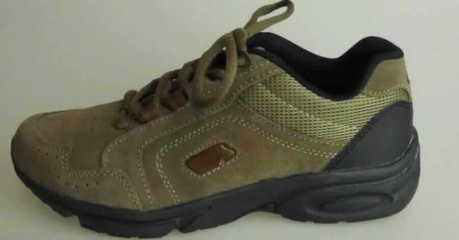 Halbschuhe (lt. Antrag: "Sport- und Freizeitschuh", Größe 39, Foto siehe Anlage)
- mit Laufsohlen aus (lt. Antrag) Kunststoff; ohne Hauptsohle aus Holz,
- mit Oberteil (geschlossenes Blatt) aus Leder (den größten Teil der Außenfläche bildend), Spinnstoff und 
  Kunststoff (Spinnstoff mit einer mit bloßem Auge wahrnehmbaren Außenschicht aus Kunststoff),
- mit Schnürsenkelverschluss,
- ohne Metallschutz in der Vorderkappe,
- nicht den Knöchel bedeckend, 
- mit einer Länge der Innensohle von ca. 26 cm,
- nicht als Männer- oder Frauenschuhe erkennbar.

"Schuhe mit Laufsohlen aus Kunststoff und Oberteil aus Leder, andere als in den Unterpositionen 6403 1200 bis 
 6403 9991 genannte, nicht als Männer- oder Frauenschuhe erkennbar"