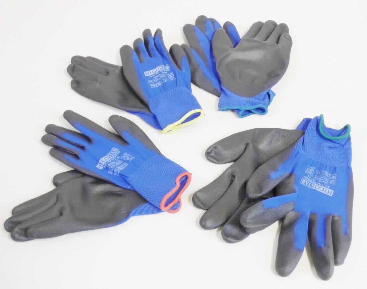 Fingerhandschuhe, sog. Feinstrickhandschuh ULTRA LIGHT, in den Größen 7/S, 8/M, 9/L und 10/XL, 
Foto siehe Anlage,
- als Fünffingerhandschuhe gearbeitet, abgepasst gewirkt,
- aus einfarbigen Gewirken aus synthetischen Chemiefasern (laut Antrag: Nylon und Polyester),
- nachträglich mit Ausnahme des größten Teils der Stulpe, des Handrückens und Teilen der Finger- bzw. Daumen-
  außenseiten augenscheinlich beidseitig im Tauchverfahren mit Kunststoff (laut Antrag: Polyurethan; keine 
  Zellstruktur erkennbar) überzogen,
- im Bereich des Handrückens mit einem Aufdruck versehen,
- mit einer elastischen Stulpe,
- am unteren Rand durch eine kontrastfarbene Überwendlichnaht gesäumt.

"Fingerhandschuhe, aus Gewirken, mit Kunststoff überzogen"