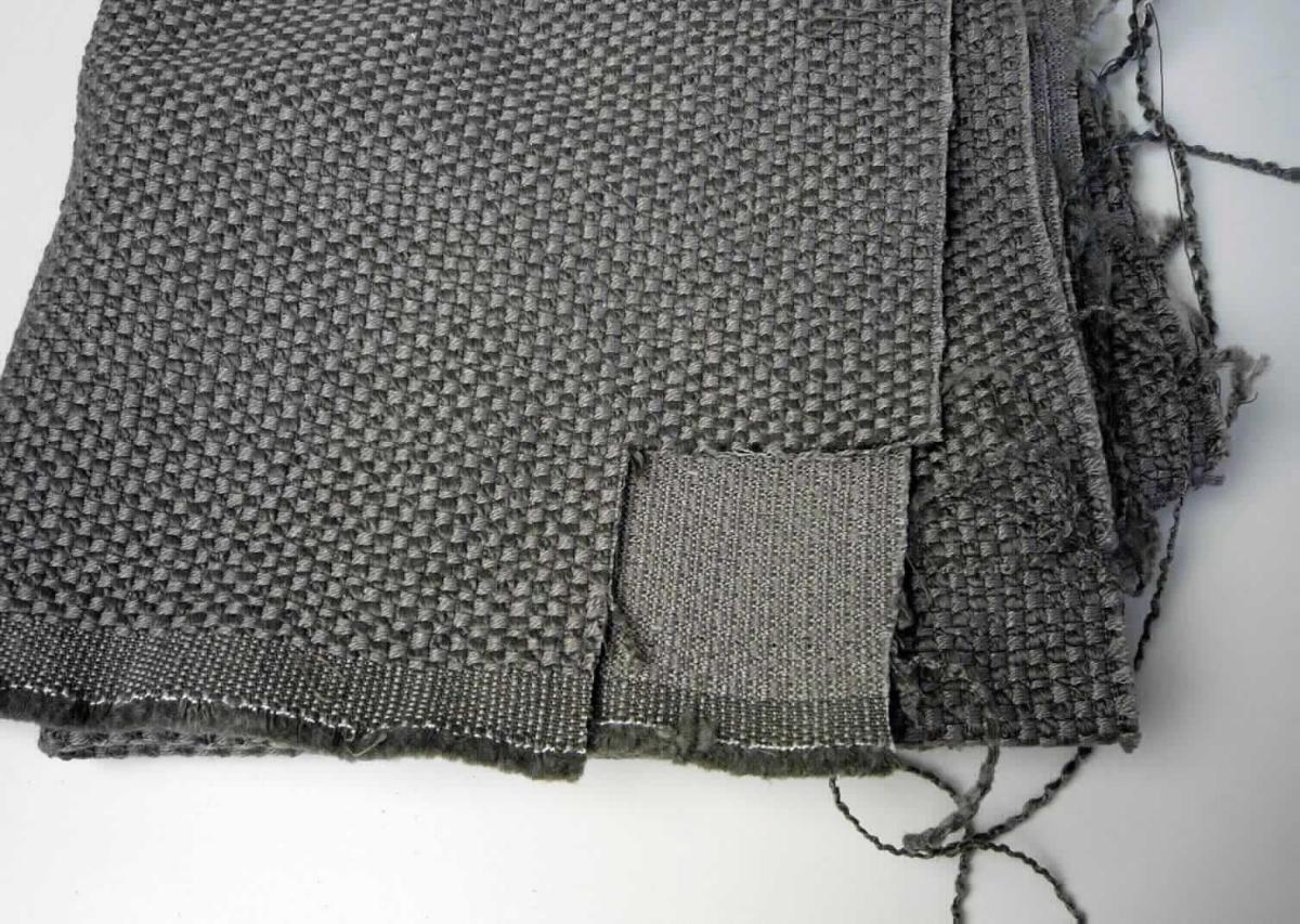 Gewebe, sog. Möbelbezugsstoff, Foto siehe Anlage,
- als Meterware, laut Antrag mit einer Breite von ca. 143 cm,
- laut Untersuchungsergebnis:
-- aus einem buntgewebten Gewebe in Musterbindung,
--- aus dünnen Kettgarnen aus synthetischen Filamenten (laut Antrag Polyester),
--- aus dicken Kettgarnen und dünnen Schussgarnen aus synthetische Spinnfasern (Polyester),
--- aus dicken Schussgarnen (Effektgarne), bestehend aus zwei dünnen Garnen aus synthetischen Filamenten
    (Polyester) und einem dicken Garn aus synthetische Spinnfasern (Polyester und Polyacryl),
--- mit einem Gesamtanteil an:
---- synthetische Filamenten (Polyester) von ca. 17 GHT,
---- synthetischen Spinnfasern von ca. 83 GHT (davon ca. 78 GHT Polyester und 5 GHT Polyacryl).

"Gewebe aus synthetischen Spinnfasern, anderes als in den Positionen 5512 bis 5514 genannte, aus Polyester-
 Spinnfasern, ausschließlich mit synthetischen Filamenten gemischt, buntgewebt"