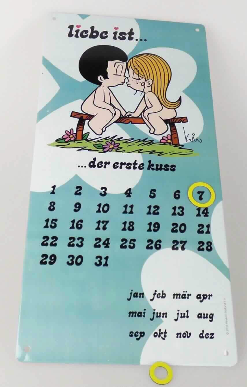 Es handelt sich um einen rechteckigen, etwa 20,0 x 40,0 cm großen Zuschnitt aus dünnem Blech aus unedlem Metall, der vorderseitig neben der Abbildung zweier berühmter Cartoonfiguren und eines Spruches im Wesentlichen mit Tageszahlen und mit Abkürzungen von Monatsnamen in deutscher Sprache bedruckt ist. Mithilfe zweier ringförmiger Dauermagnete aus Folie (Durchmesser etwa 2,8 cm bzw. 2,0 cm) kann ein bestimmtes Datum eingestellt werden. An den vier Ecken weist das Erzeugnis vier Lochungen auf. Die zum Aufhängen bestimmte Ware dient als Dauerkalender und ist in einem Beutel aus Kunststofffolie verpackt.

Abbildung siehe Anlage.

Derartige Erzeugnisse gehören als "Kalender aller Art, bedruckt" zum TARIC-Code 4910 00 00 00.