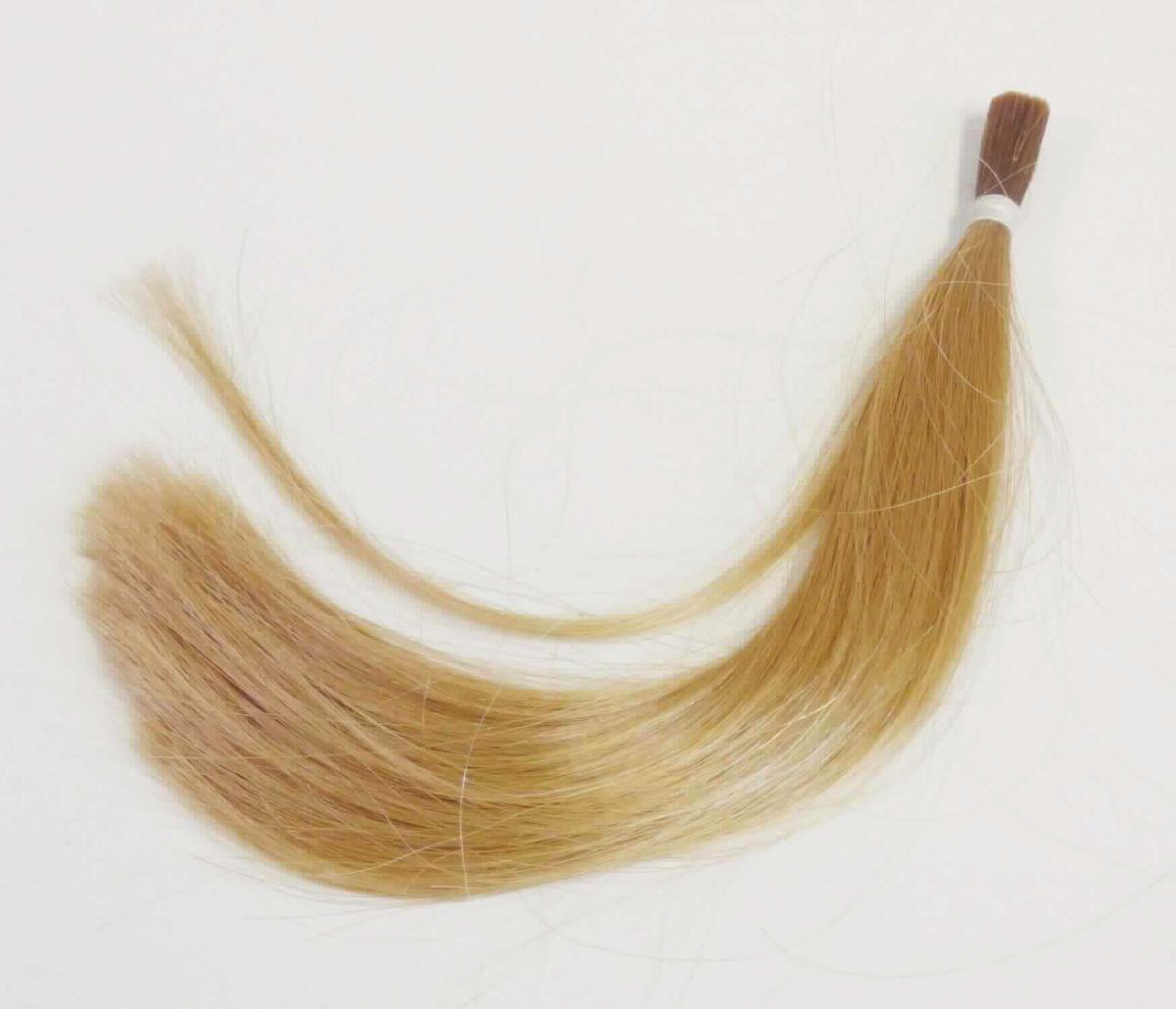 Ware aus Menschenhaaren, sog. Haarbündel, Foto siehe Anlage,
- in Form von zu einer Haarsträhne gebündelten Menschenhaaren, 
- mit einer Länge von ca. 18 cm, 
- an einem Ende miteinander verklebt, 
- laut Antrag für Färbeversuche in Laboren.

"Ware aus Menschenhaaren, anderweit weder genannt noch inbegriffen"