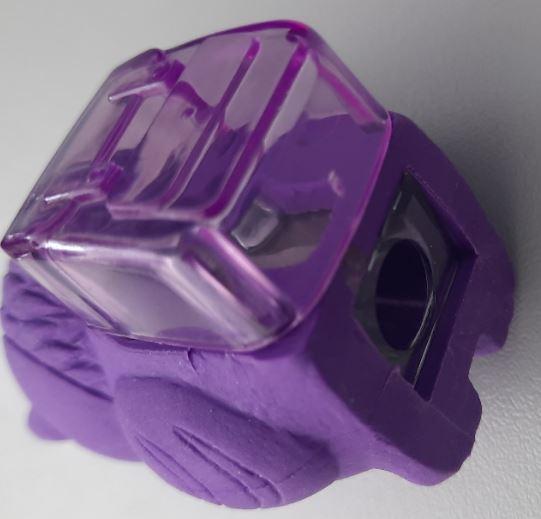 Angaben des Antragstellers:
Radiergummi aus Kautschuk mit integriertem Anspitzer

-Für den Einzelverkauf hergestellt und verpackt, in verschiedenen Farben erhältlich-

Feststellungen / Untersuchungen an einem Warenmuster:
In einer Einzelverpackung ist der lilafarbene Radiergummi in Form einer stilisierten Eule aufgemacht. Die Ware ist mit einem eingesetzten Anspitzer versehen, sowie mit einem Auffangbehälter für die Späne versehen. 
Bei dem elastischen Material handelt es sich um einen nicht vulkanisierten Kautschuk (EPDM-Kautschuk). Für die zusammengesetzte Ware ist der Kautschukanteil charakterverleihend.

Befund:
Es liegt eine andere Ware aus nicht vulkanisiertem Kautschuk vor.
