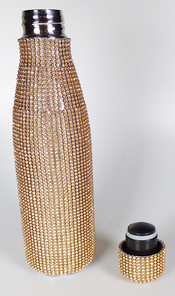 Es handelt sich bei der sog. „Trinkflasche“ um ein ca. 26 cm hohes, doppelwandigen Behältnis aus Edelstahl. Die mit Kunststoffsteinchen beklebte Flasche besitzt einen luftverdünnten Raum (Vakuum) zwischen den Metallwänden sowie einen abschraubbaren Deckel.
Die Flasche dient zum Bereithalten, Kühlen sowie Warmhalten von Getränken.

Die Ware ist als "Vakuum-Isolierbehälter" einzureihen.