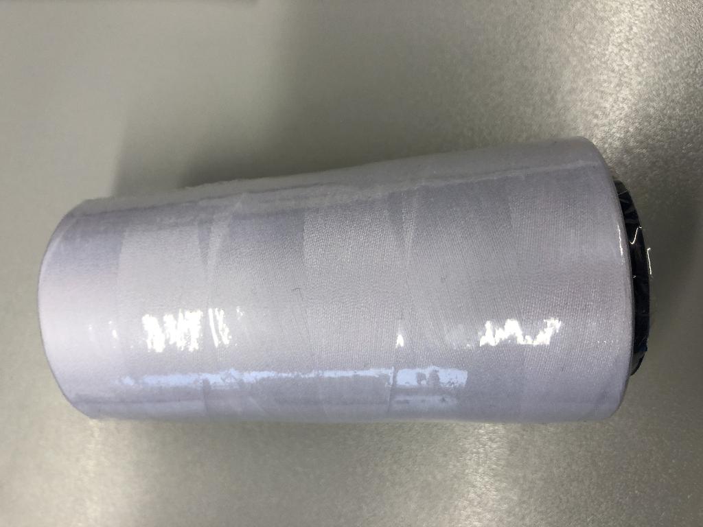 Nähgarn, Foto siehe Anlage,
- in einer Blisterpackung mit einer bedruckten Pappunterlage verpackt,
- auf einer Unterlage (Kone aus Kunststoff; damit nicht in Aufmachungen für den Einzelverkauf)
  aufgemacht, mit einem Gewicht einschließlich der Unterlage von ca. 89 g,
- gezwirnt, mit einer Z-Drehung als letzter Drehung,
- aus synthetischen Spinnfasern (laut Antrag Polyester),
- appretiert für die Verwendung als Nähgarn,
- mit einem Titer von weniger als 10.000 dtex (kein Bindfaden).

"Nähgarn aus synthetischen Spinnfasern, nicht in Aufmachungen für den Einzelverkauf"