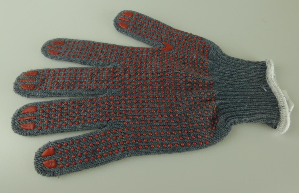 Fingerhandschuhe, sog. Arbeitshandschuhe, Art. Workerglove, in Erwachsenengröße, Foto siehe Anlage,
- in verschiedenen Ausführungen,
- als Fünffingerhandschuhe gearbeitet,
- aus buntgewirkten Gewirken (melierte Garne) aus laut Antrag überwiegend synthetischen
  Chemiefasern,
- abgepasst gewirkt,
- im Bereich der Handinnenflächen rutschhemmend mit Kunststoffnoppen bedruckt,
- mit einem gerippt gewirkten, elastischen Bündchen,
- am unteren Rand durch eine kontrastfarbene Überwendlichnaht gesäumt.

"Fingerhandschuhe, aus Gewirken, andere als in der Unterposition 6116 10 genannte, aus synthetischen 
 Chemiefasern"