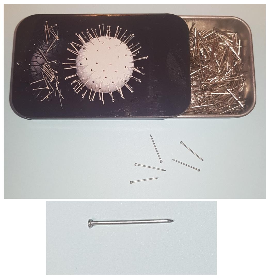 Es handelt sich um etwa 13 mm lange Nadeln aus Stahl mit zugespitztem Stift an der einen und einem kreisrunden Kopf an der anderen Seite. Die Nadeln dienen zum Feststecken von Textilien und anderen Materialien und sind zu 25 g in einer bedruckten Metalldose und in einem mit Produktinformationen bedruckten Pappkarton verpackt. 
- Antragstellerangaben -

 Abbildung siehe Anlage. 

Derartige Erzeugnisse gehören als "Stecknadeln aus Stahl" zum TARIC-Code 7319 40 00 00.